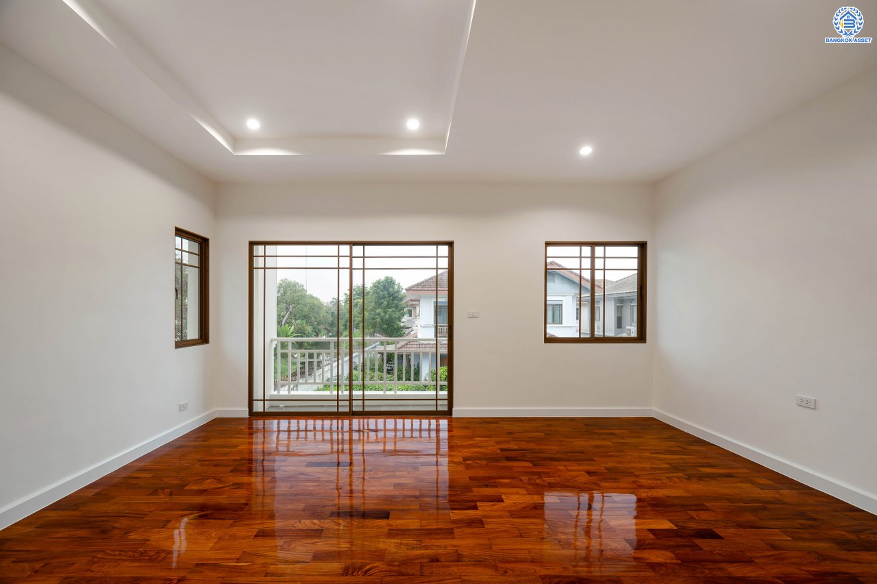 บ้านมือสองตกแต่งใหม่ จากแบรนด์ Sansiri โครงการ เศรษฐสิริ วงแหวน-สุขาภิบาล2 บ้านเดี่ยวหลังมุม เนื้อที่ 70.10 ตร.ว. พื้นที่ใช้สอย 166.20 ตร.ม. ฟังก์ชัน 3 ห้องนอน 3 ห้องน้ำ 1 ห้องแม่บ้าน 2 ที่จอดรถ ติดถนนใหญ่เสรีไทย ใกล้จุดขึ้นทางด่วน "วงแหวน-กาญจนาภิเษก" และ ใกล้รถไฟฟ้าสายสีชมพู "สถานีนพรัตน์"...